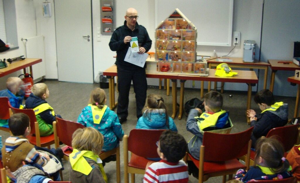 Die Brandschutzerziehung wird altersgerecht und lehrreich unterrichtet.
